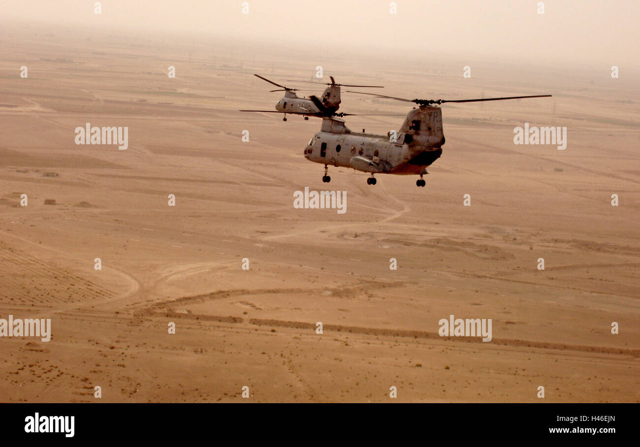 19 octobre 2003 U.S. Marine Corps CH-46E Sea Knight helicopters voler bas à travers le désert, au sud de Bassora dans le sud de l'Iraq. Banque D'Images