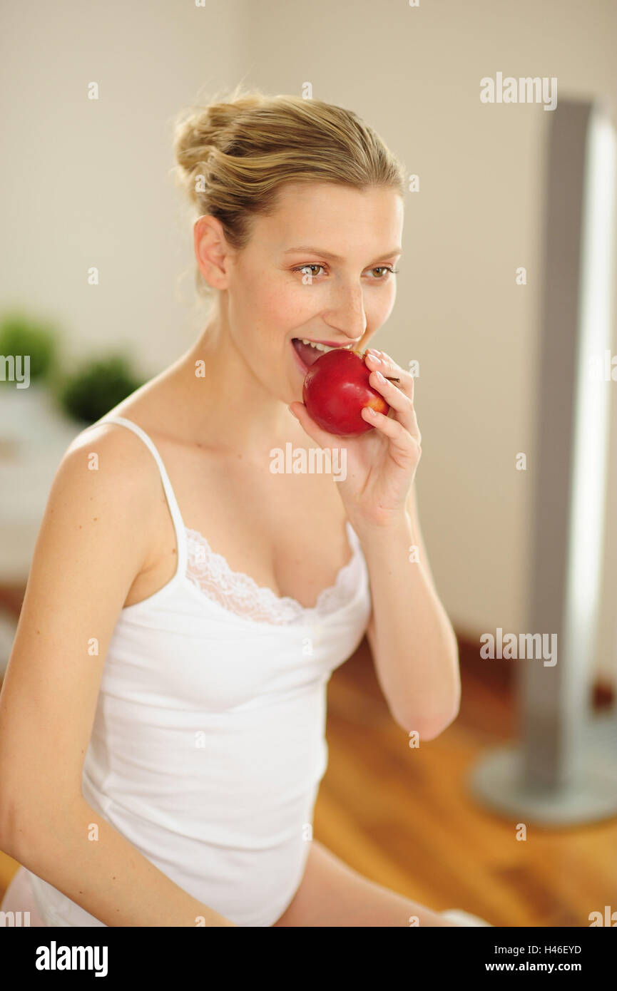 Jeune femme mange une pomme, Banque D'Images