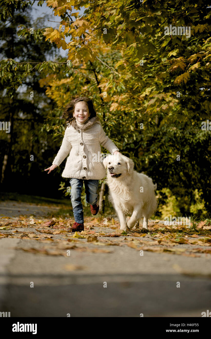 Petite fille sur son chemin avec un chien, Banque D'Images