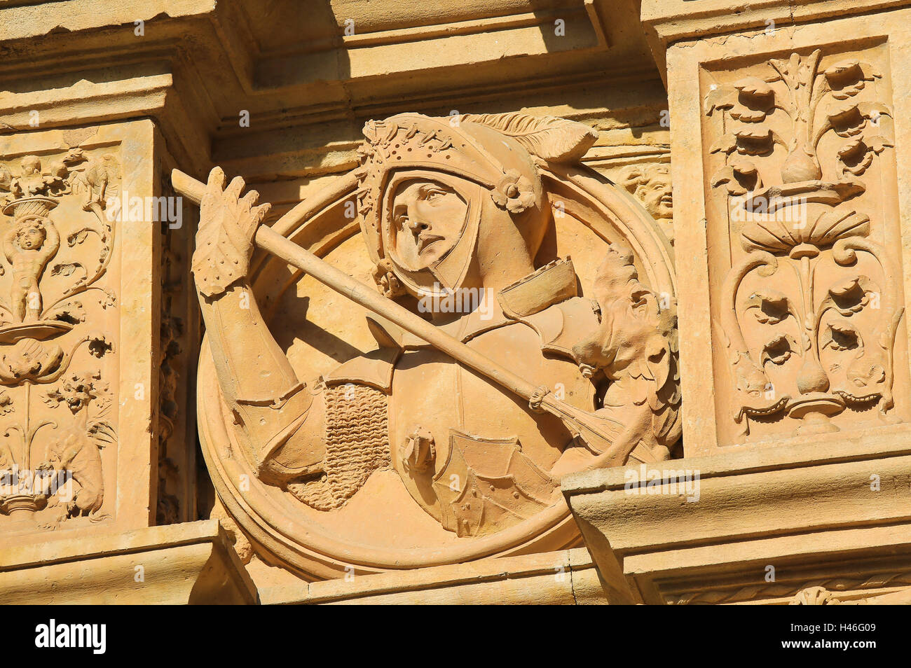 Bas-relief d'un chevalier en armure médiévale, sur la façade de la Convento de San Esteban, un monastère dominicain à Salamanque, Spai Banque D'Images
