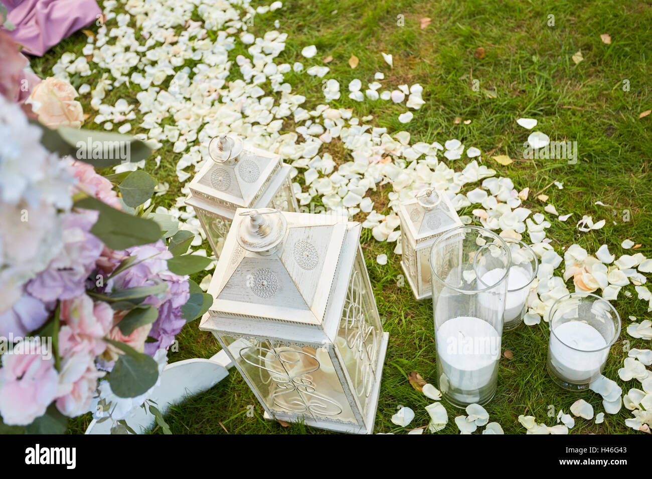 Décoration bougies de mariage près de l'arche de fleurs Banque D'Images