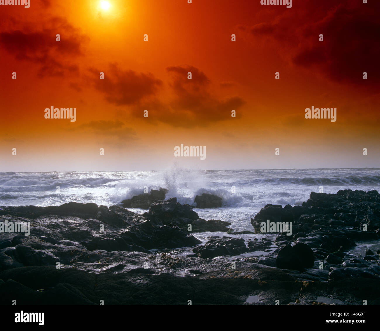 Coucher de soleil sur les roches de la mer Banque D'Images