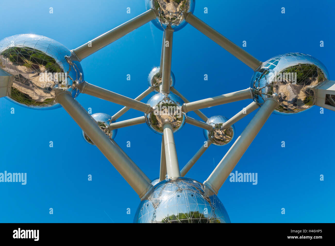 Bruxelles, Belgique - le 5 avril 2008 : l'Atomium, monument à la forme d'une maille d'un cristal de fer Banque D'Images