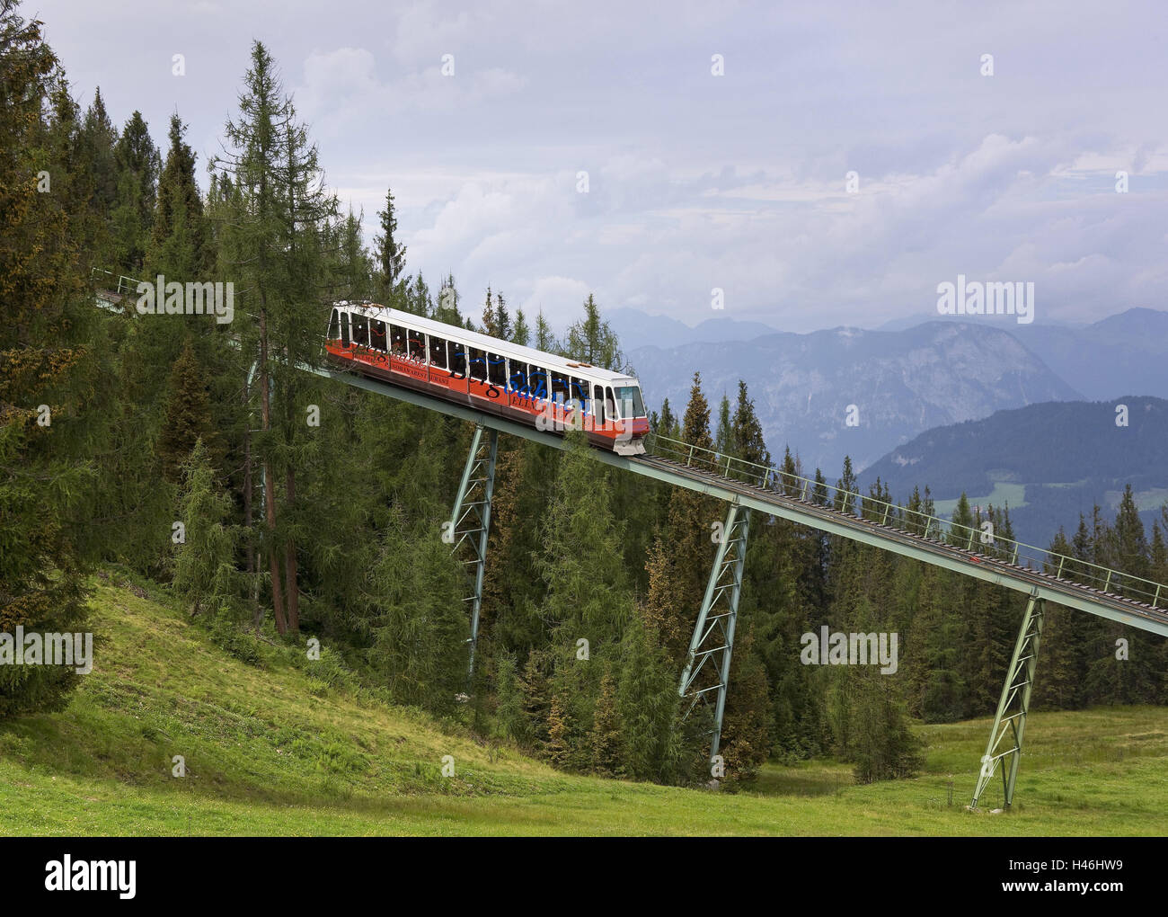 L'Autriche, le Tyrol, l'empereur, disque de Kaisergebirge trajectoire, train de montagne, funiculaire, train, grande distribution, transport, disque empereur, montagnes, montagne, Alpes, Alpes, arbres, bois, rails, échasses, abruptement, en montée, descente, tourisme, Banque D'Images