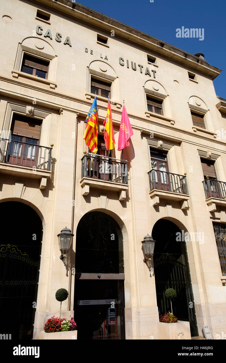 Casa de la Ciutat, city hall, extérieur du bâtiment avec des drapeaux à Xativa Espagne Banque D'Images