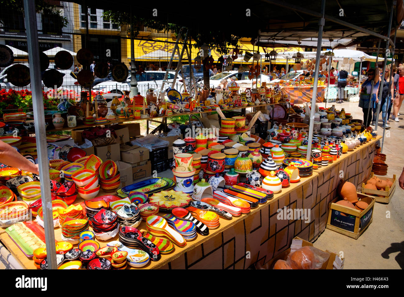 Les couleurs de l'image d'cereamic produits sur un marché de rue à Valence Espagne Banque D'Images
