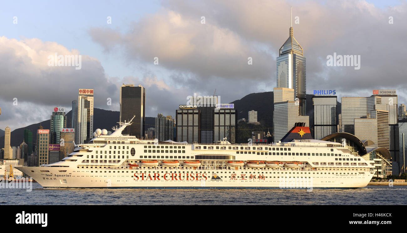 Des tours, bateau de croisière, le ciel, les nuages, Hong Kong, Chine, Banque D'Images