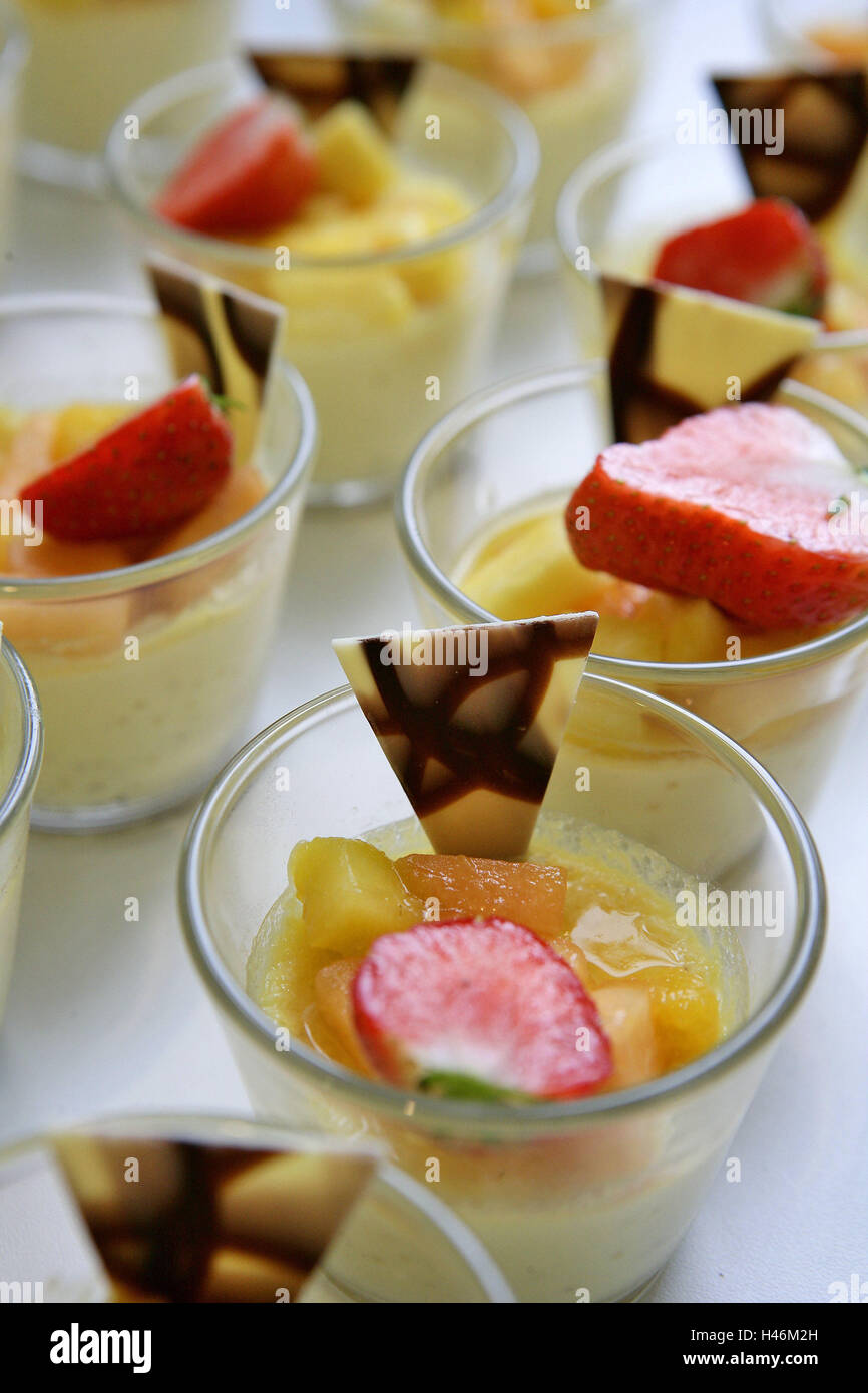 Le dessert, des fruits, de la décoration, dessert, dessert la culture, l'alimentation, manger, nourriture, verres, verre, fruits, au lait, crème, fraises, pêches, de chocolat, de la consommation, de la consommation, de profiter, de manger, la faim, les portions, vague, pâtisserie, confiserie, doux, Banque D'Images