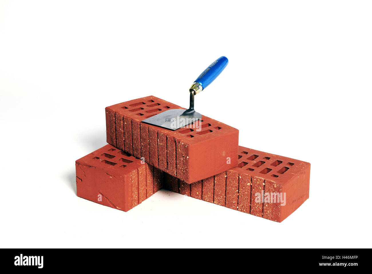 Des briques rouges, truelle, pierres, rouge, superposés, les uns sur les autres, les uns sur les autres, les transferts, la construction, le financement, la construction, la construction de la société de l'accord d'épargne, le travail, spatule, raquette de tennis, de l'artisanat, Banque D'Images