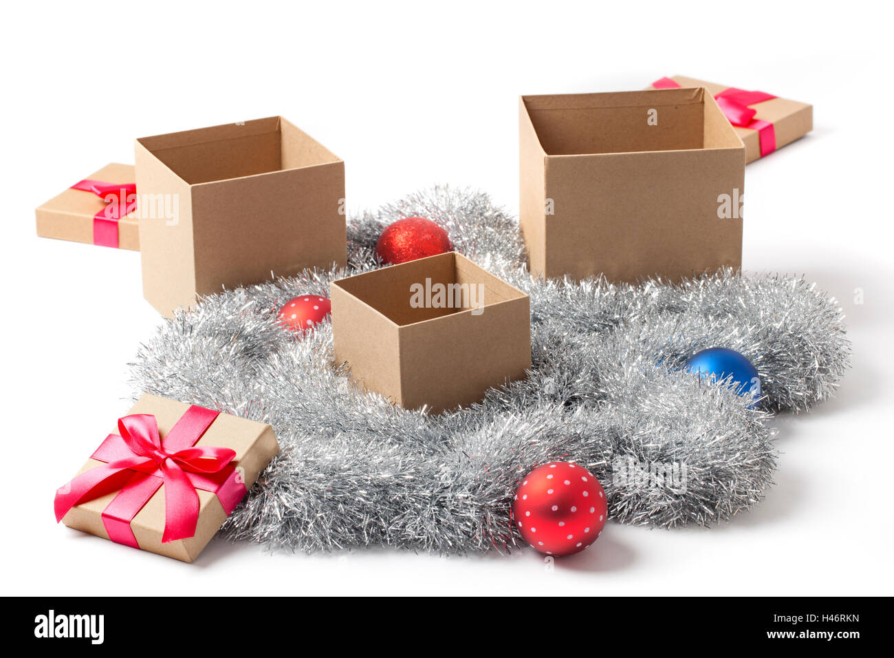 Ouvrir plusieurs boîtes cadeaux de Noël et de guirlandes boules garland isolé sur blanc. Banque D'Images