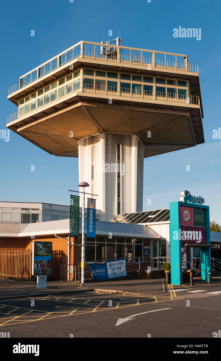 Forton (Lancaster) Services, UK, sur l'autoroute M6. Le restaurant Tour Pennine (1965) est un bâtiment classé (maintenant fermé) Banque D'Images