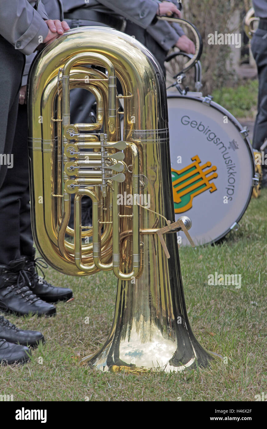 Instrument de musique tuba mis sur pré, Banque D'Images