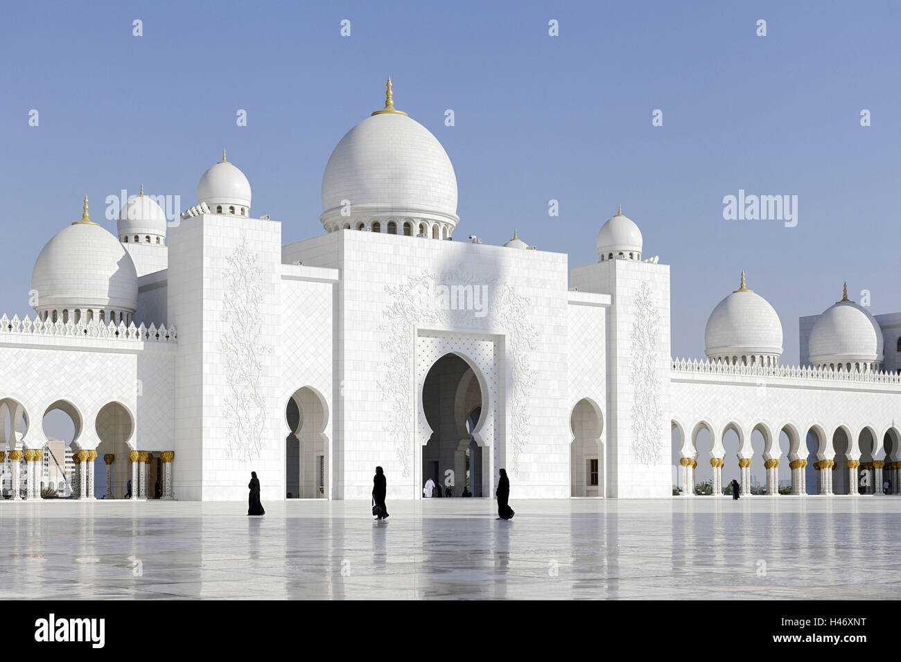 Les femmes dans la cour intérieure, le cheikh Zayed Bin Sultan Al Nahyan Mosquée, troisième plus grande mosquée du monde, Al Maqtaa Émirat, Abu Dhabi, Émirats arabes unis, Banque D'Images