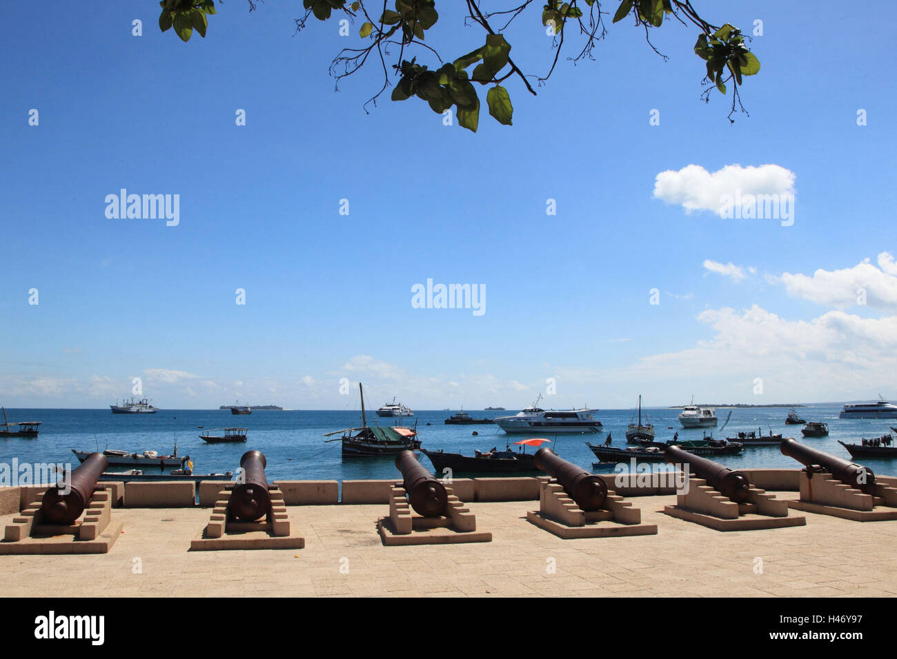 Canons dans le port de Zanzibar, Stone Town Banque D'Images