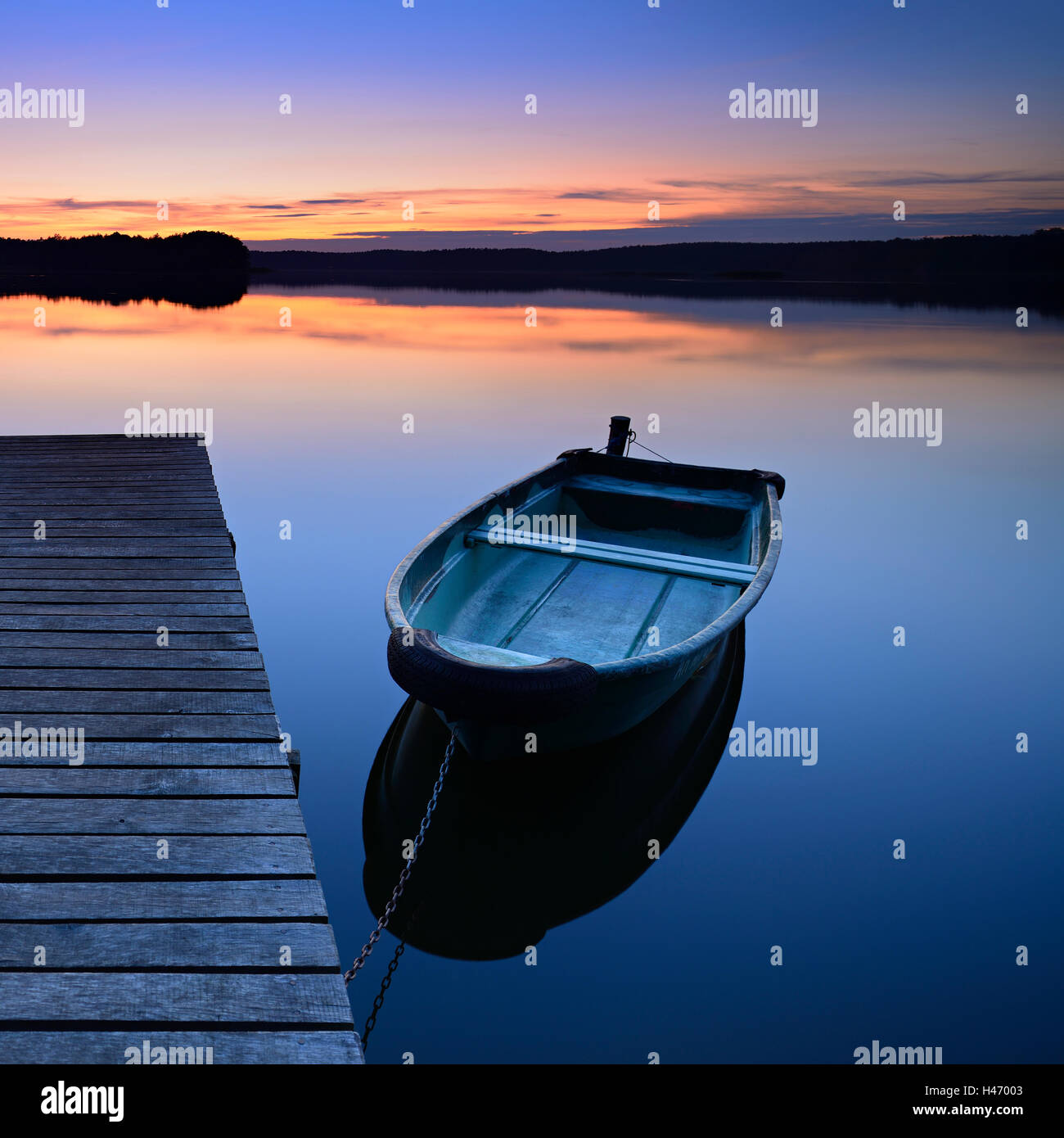 Passerelle avec bateau à rames sur le lac, l'Uckermark district, Allemagne Banque D'Images