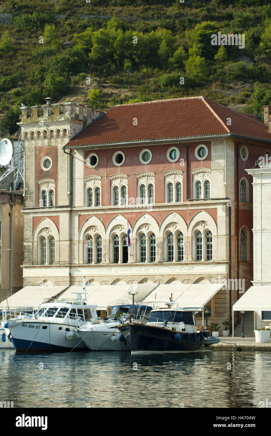 La Croatie, Dalmatie, Vis, petit palais dans la banque, promenade Banque D'Images