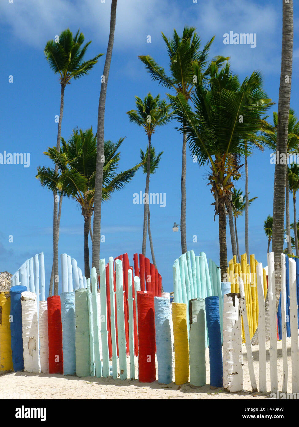 La République dominicaine, Punta Cana, l'hôtel Bavaro Princess, l'installation de clôtures de couleur l'aire de jeux pour enfants, de palmiers, de Banque D'Images
