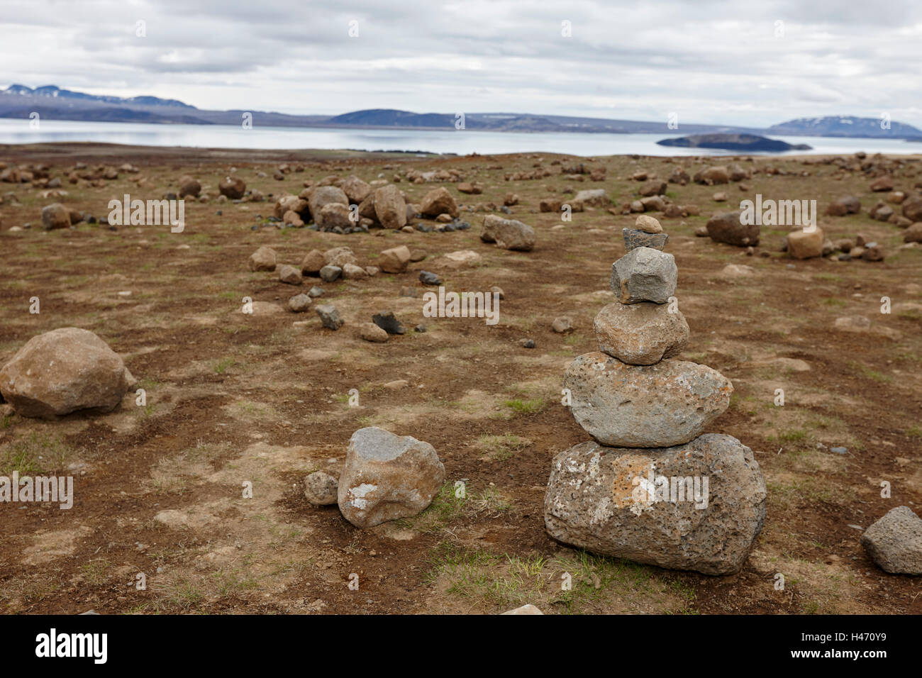 Le champ de pierres où les touristes pile pierres jusqu surplombant le lac thingvellir Islande Banque D'Images