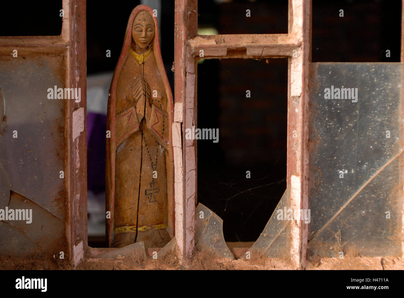 Mémorial du Génocide au Rwanda Ntarama , pendant le génocide des Tutsi en avril 1994 5000 personnes ont été tuées par l'assassinat des Hutus dans cette église / RWANDA Ntarama , Mahnmal fuer die Opfer des Genozid , waehrend des Voelkermord wurden in der Kirche von Ntarama 5000 Zuflucht Tutsi suchende Maenner Frauen und Kinder im Avril 1994 von Milizen ermordet Hutu Banque D'Images