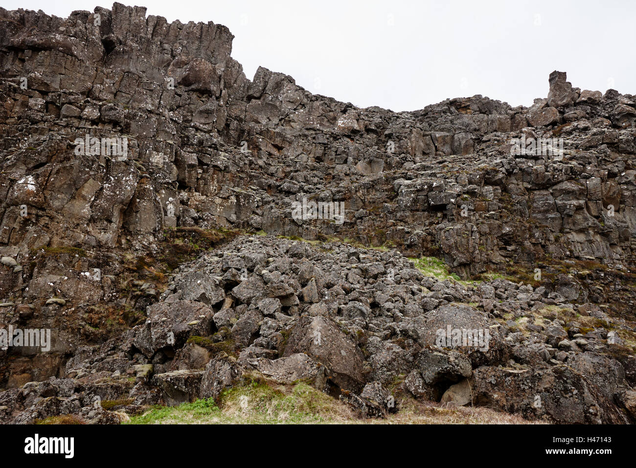 Mur de pierre de lave et éboulis dans des fissures dans les plaques continentales au parc national de thingvellir Islande Banque D'Images