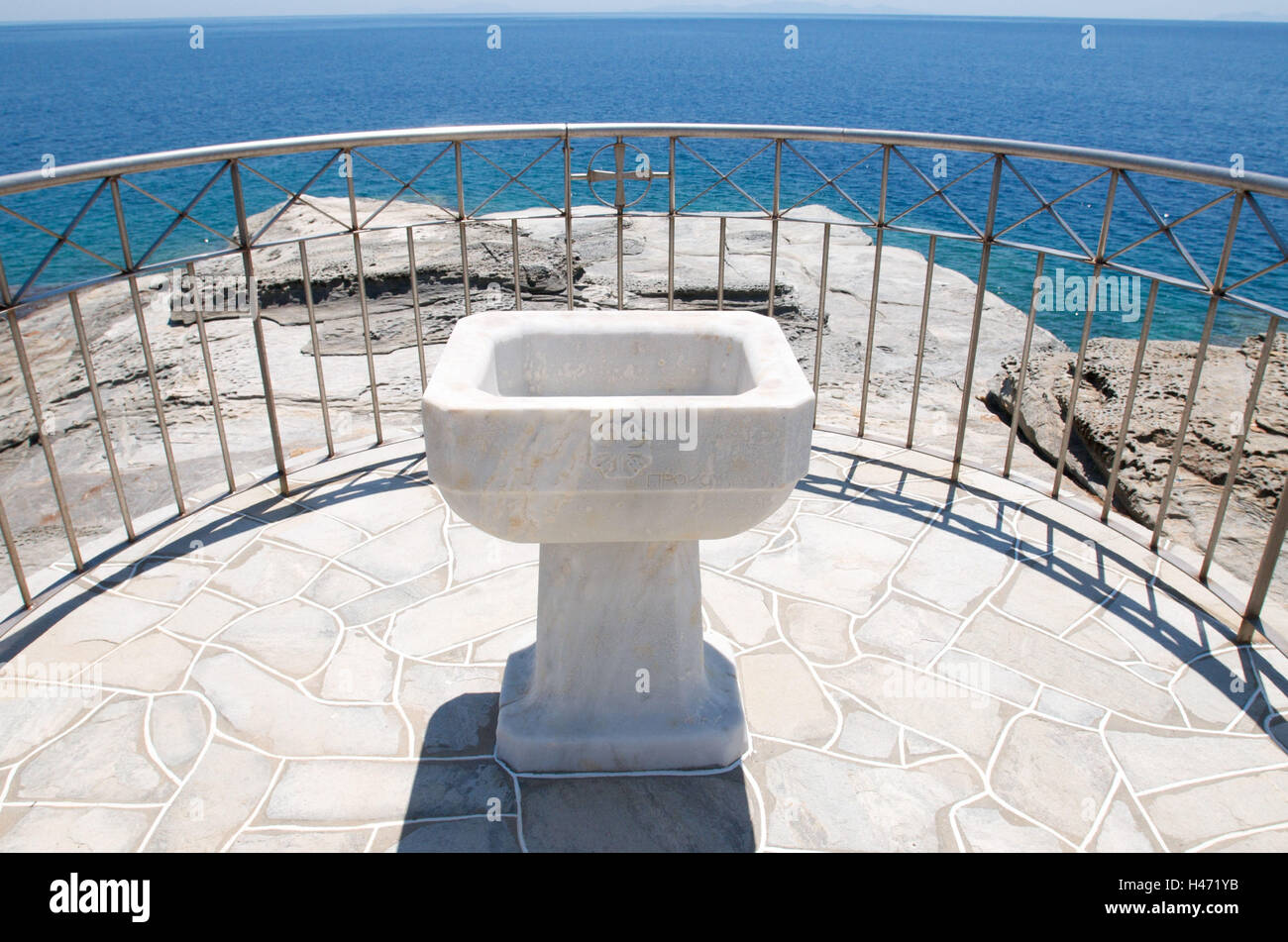 Fonts baptismaux du monastère de Chrisopigi, Sifnos, l'île des Cyclades, Grèce, Banque D'Images