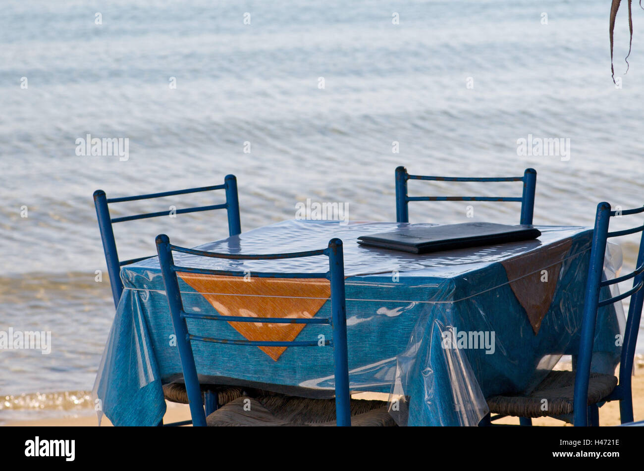 Beach bar, table, chaises, menu, mer, île de Sifnos, Cyclades, en Grèce, la Banque D'Images