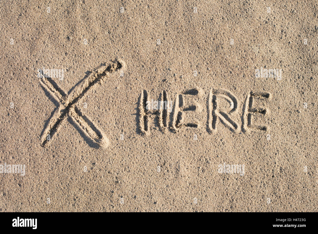 Signe mystérieux sur le sable. Banque D'Images