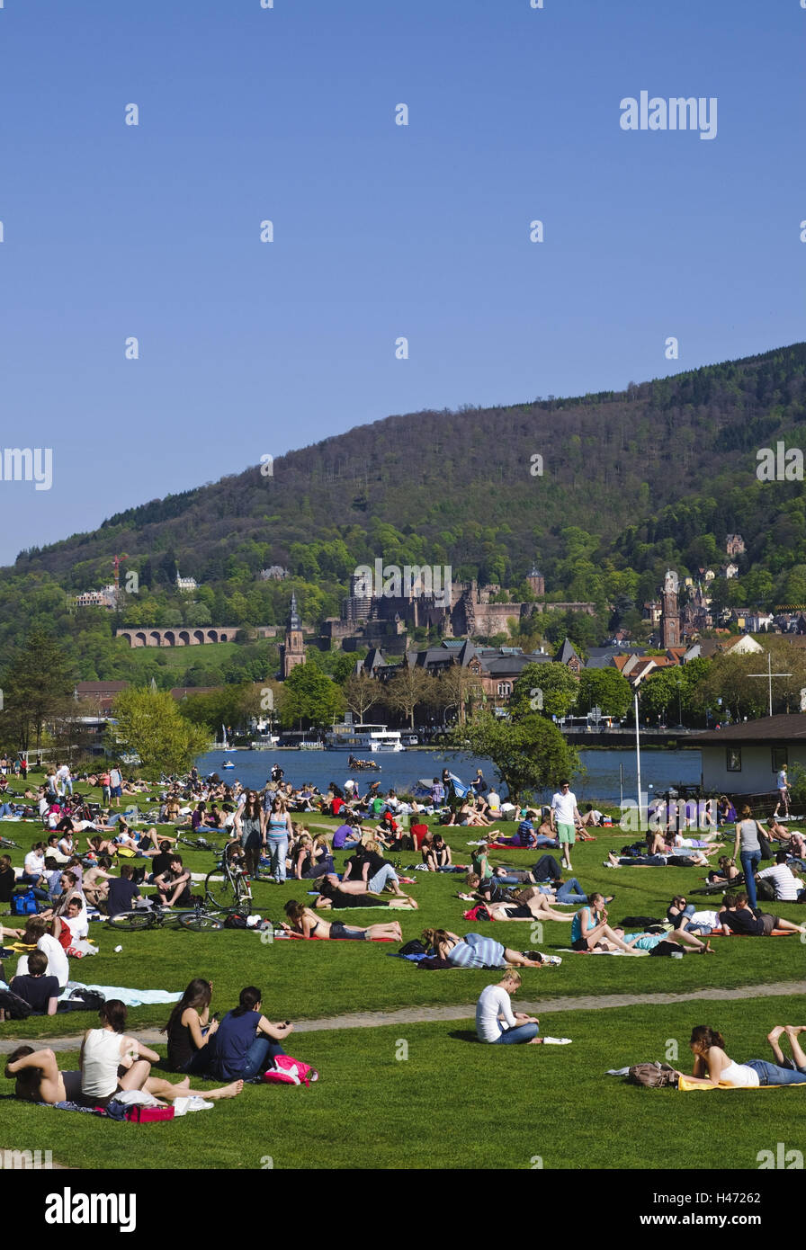 Le Neckar, prairies avec les gens, de halage, vieille ville, Heidelberg, Bade-Wurtemberg, Allemagne, Banque D'Images