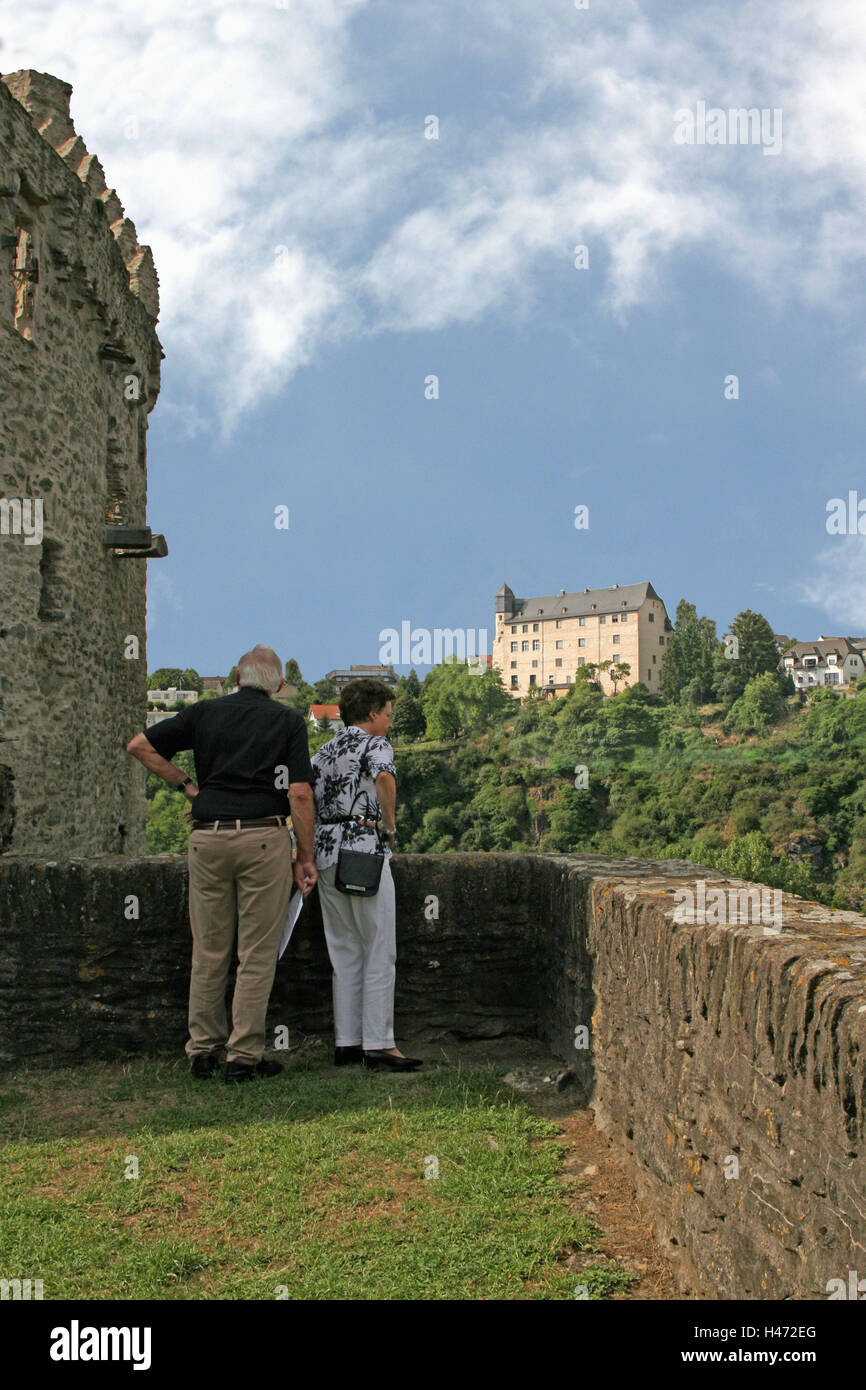 Allemagne, Hesse, Runkel dans la Lahn, château Runkel, touristiques, vue, Runkel, Schadeck, château, Château Trutz, personne, des personnes âgées, vue de dos, l'ensoleillement, la place d'intérêt, tourisme, Banque D'Images