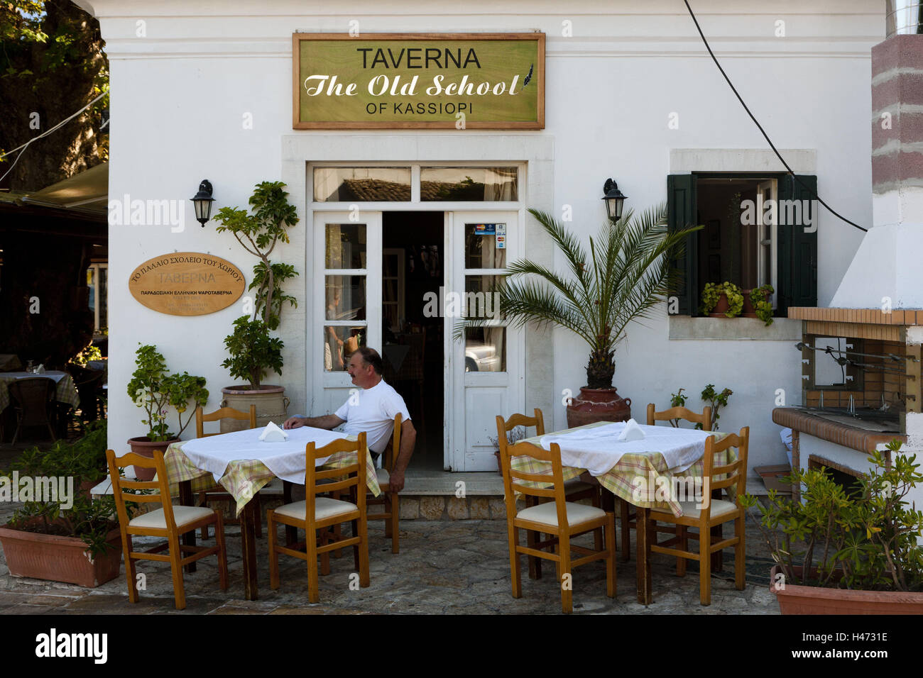 L'île de Corfou, Grèce, restaurant, terrasse, Kassiopi, nord-est de Corfou, Le Sud, l'Europe, l'Europe, restaurant, gastronomie, personne, homme, Banque D'Images