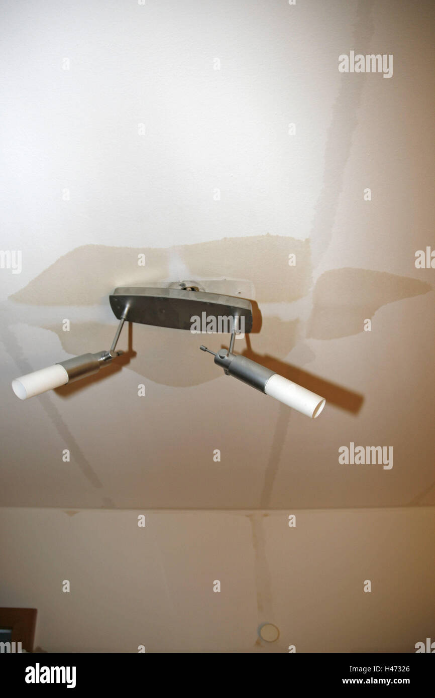 Prix plafond, lumière, dégâts des eaux, de dommages, de la construction, de télévision, de l'assurance, l'assurance du bâtiment, de l'assurance des matières, la couverture d'assurance, l'eau, l'eau spottings, de l'eau des pistes, télévision, plafond, murs, hall, lampe, Banque D'Images