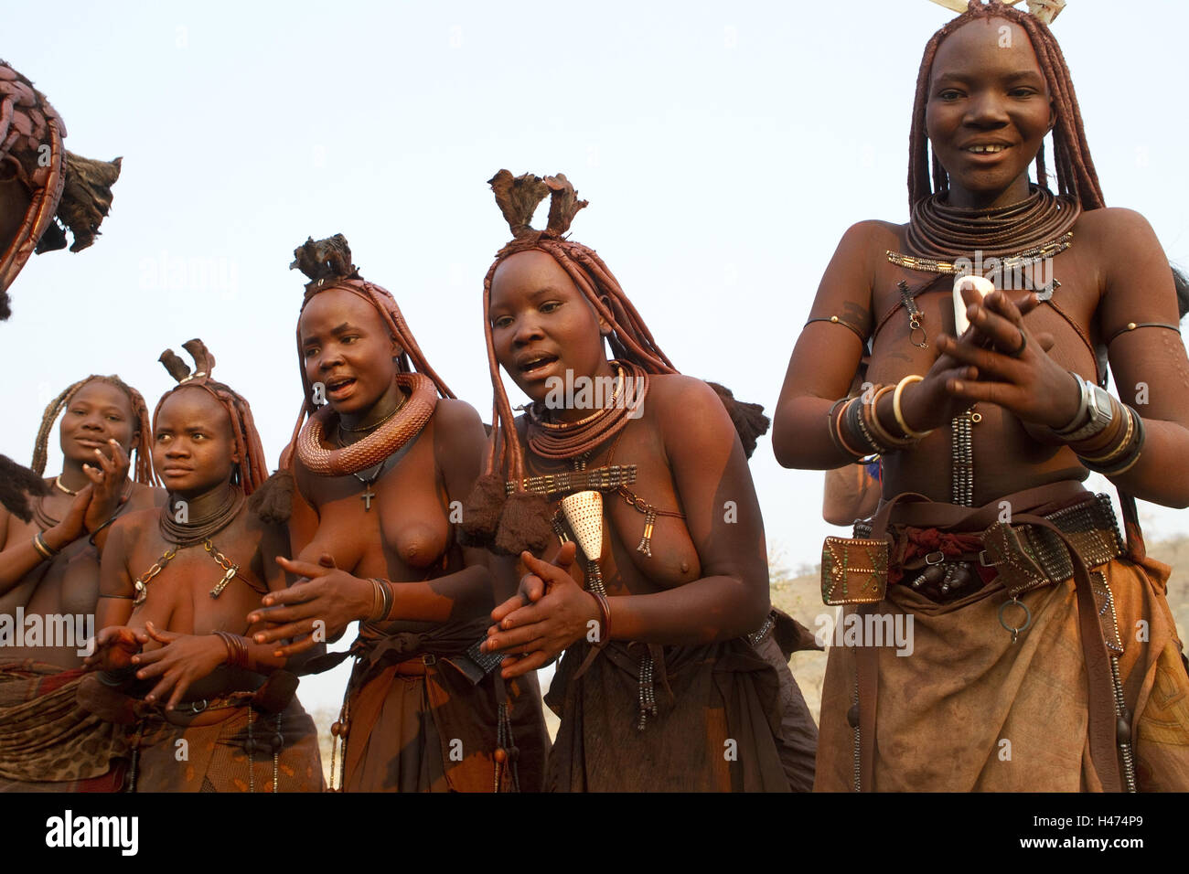 L'Afrique, la Namibie, la région Kunene, Kaokoveld, femmes Himba avec la danse, Banque D'Images