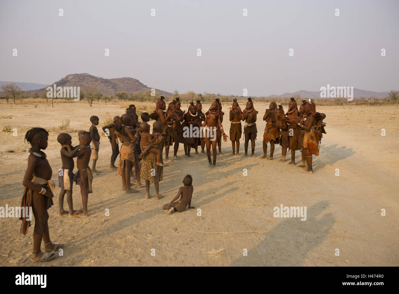 L'Afrique, la Namibie, la région Kunene, Kaokoveld, femmes Himba avec la danse, Banque D'Images