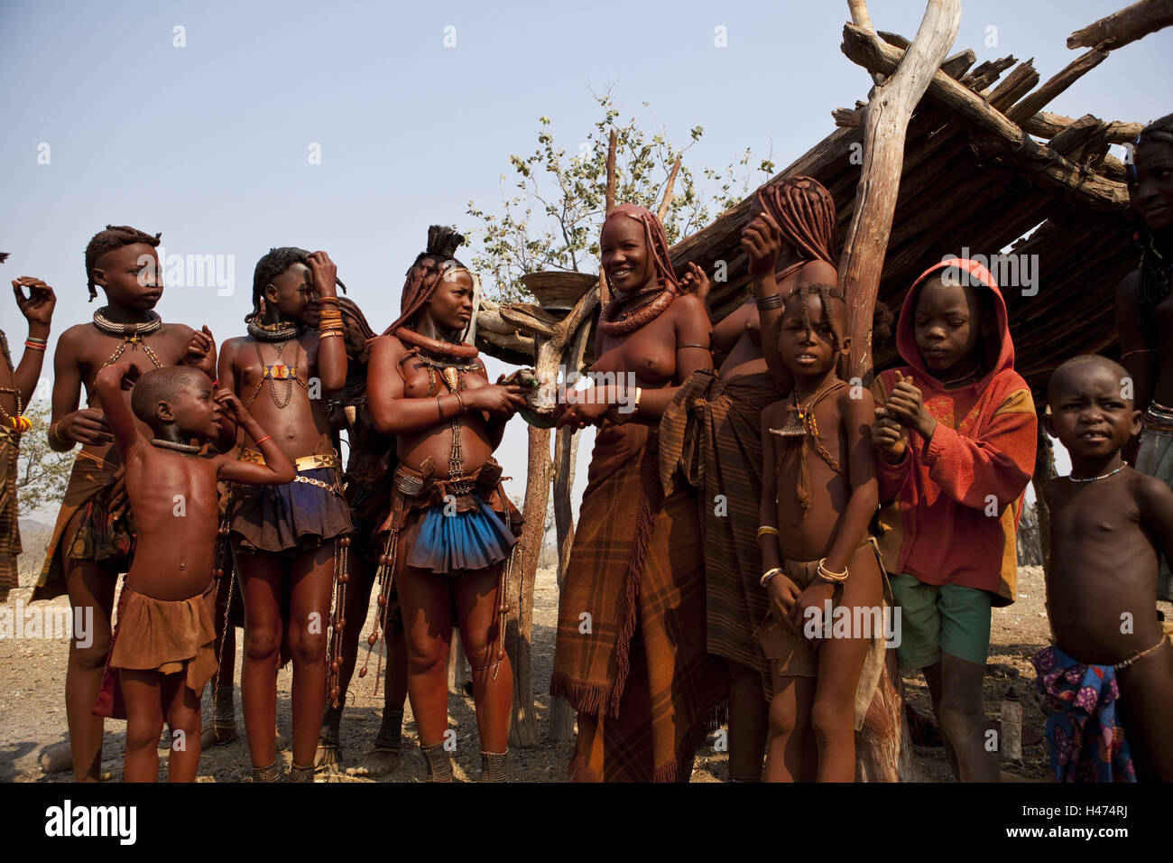 L'Afrique, la Namibie, la région Kunene, Kaokoveld, femmes et enfants Himba, Banque D'Images