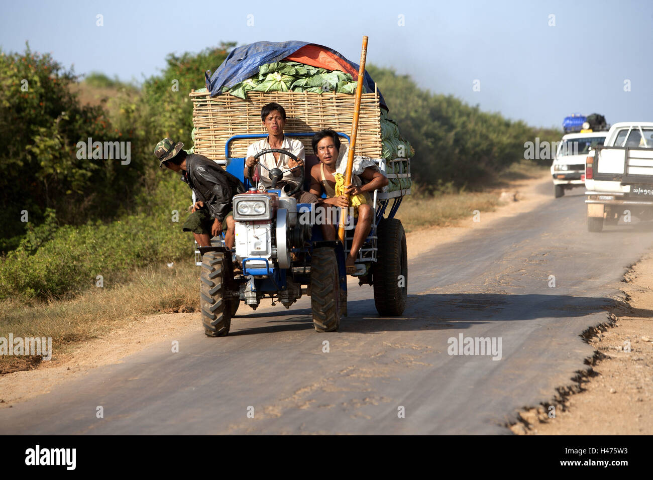 Le Myanmar, rue, voitures, tracteurs, transports, Banque D'Images