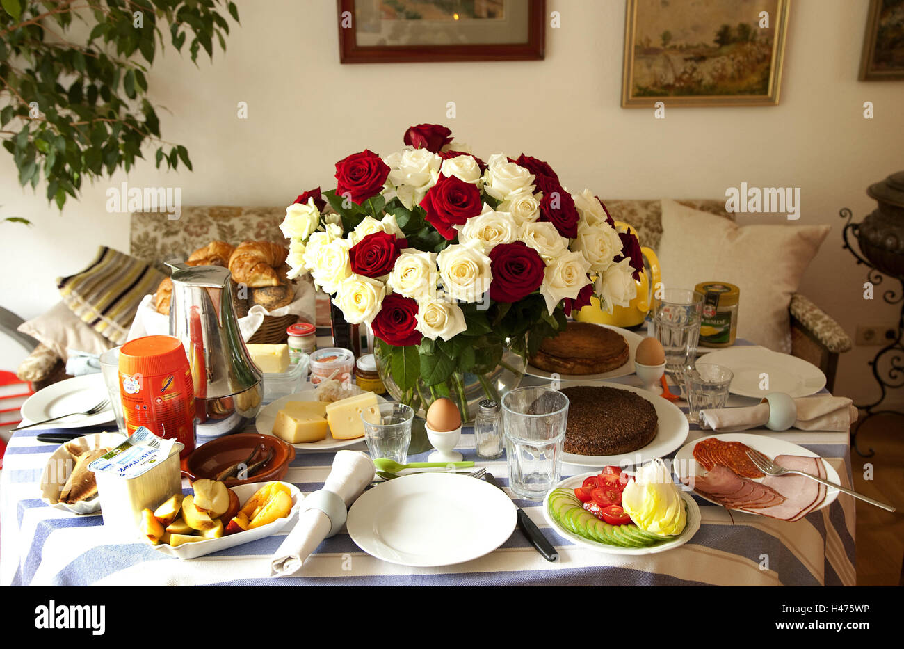 Table Petit Dejeuner Anniversaire Fleurs Interieur Chambre Table De Petit Dejeuner Roses Rouge Blanc Table D Anniversaire Des Fleurs De L Alimentation Photo Stock Alamy