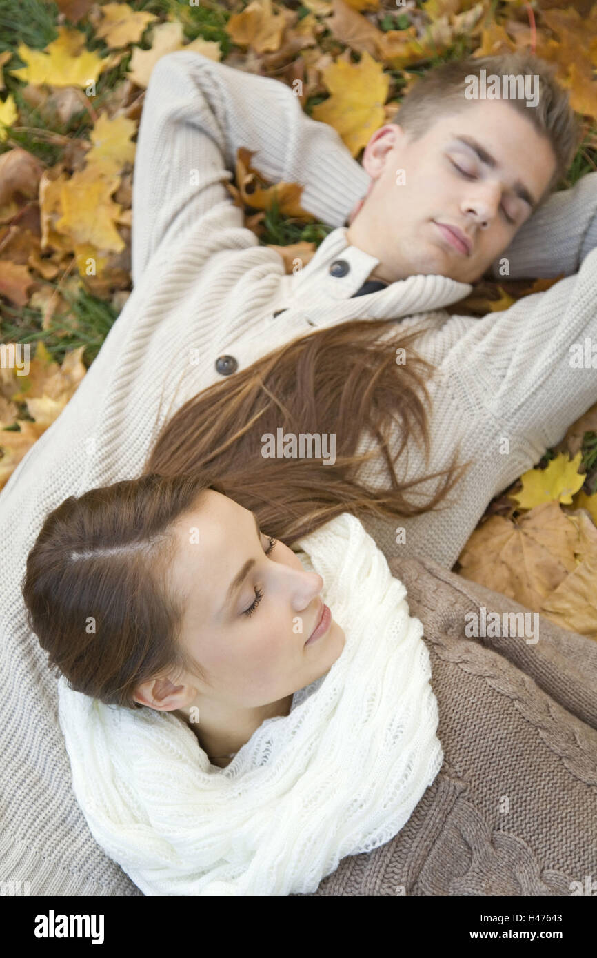 Couple, se trouvent les jeunes, parc, automne, take it easy, Banque D'Images