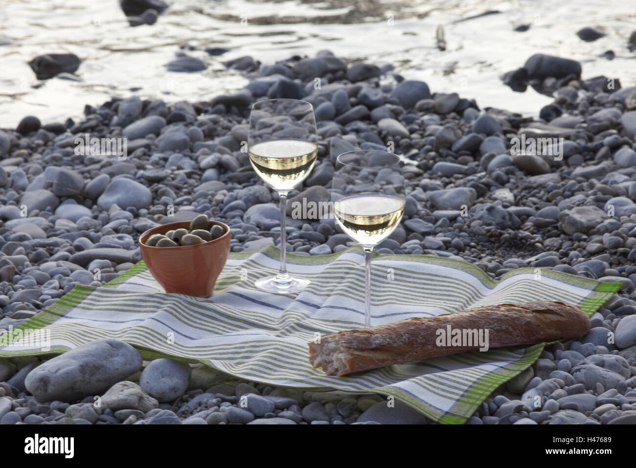 Pique-nique, verres à vin, vin blanc, baguette, olives, Banque D'Images