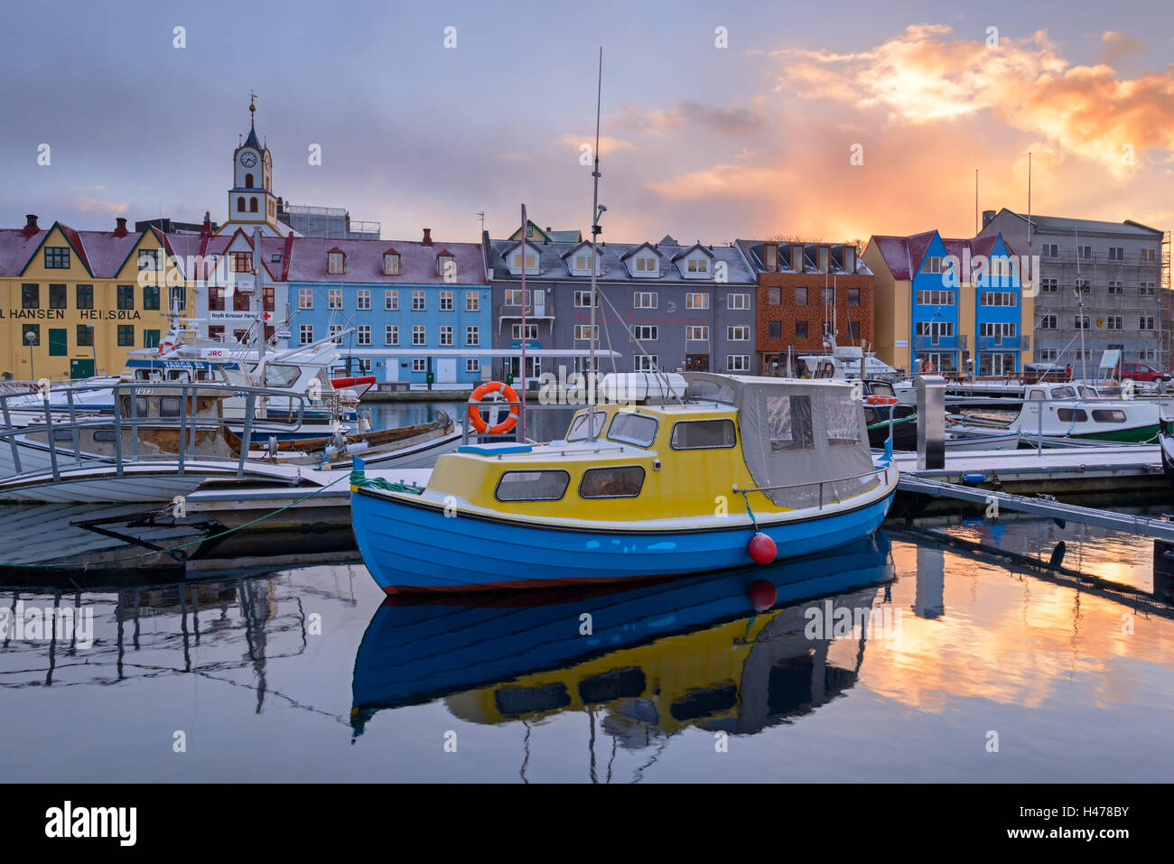 Bateaux dans le port de Torshavn au lever du soleil, îles Féroé, Danemark, Europe. L'hiver (avril) 2015. Banque D'Images