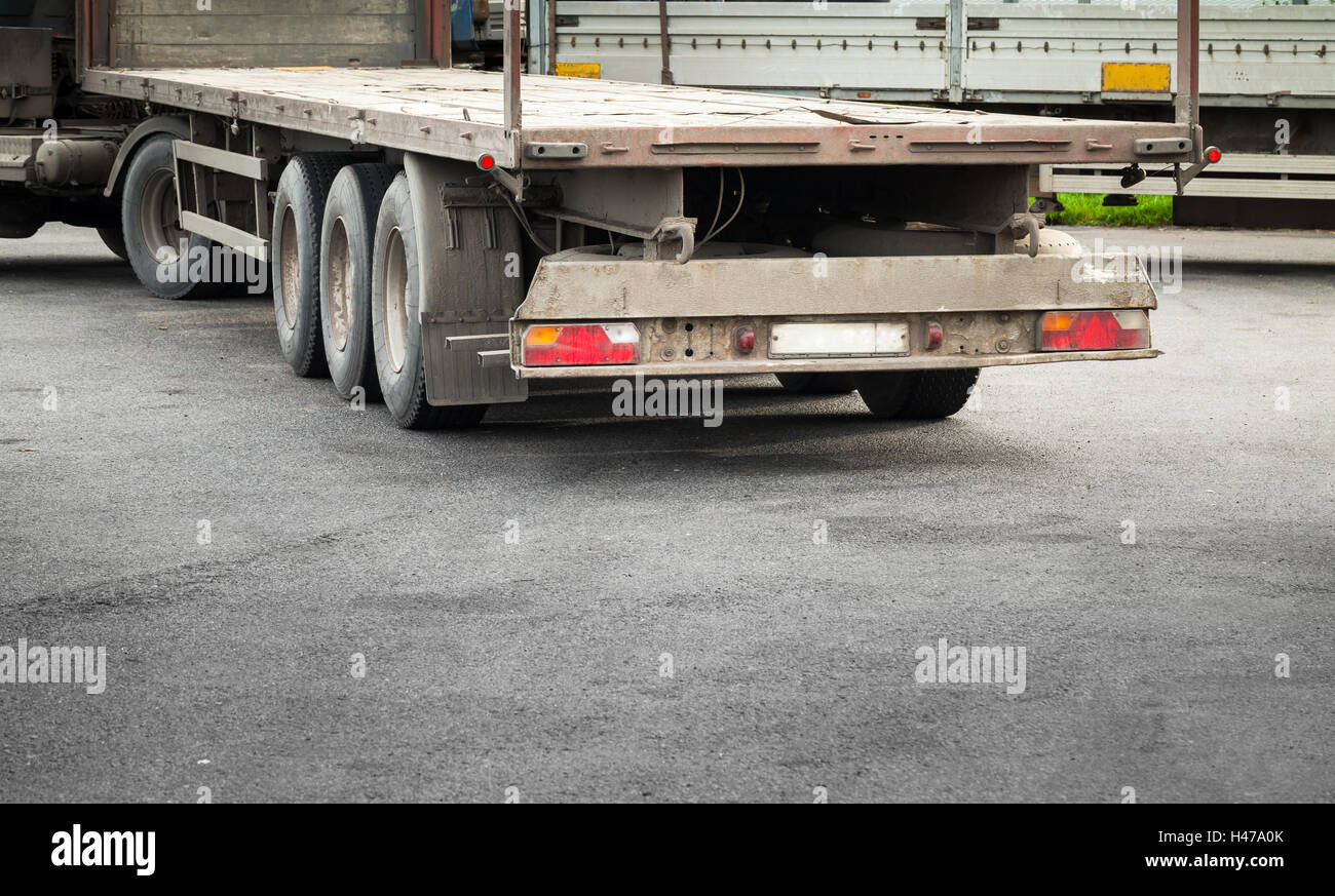 Feu arrière arrière avec fragment de camion vide cargo remorque sur route asphaltée. Banque D'Images
