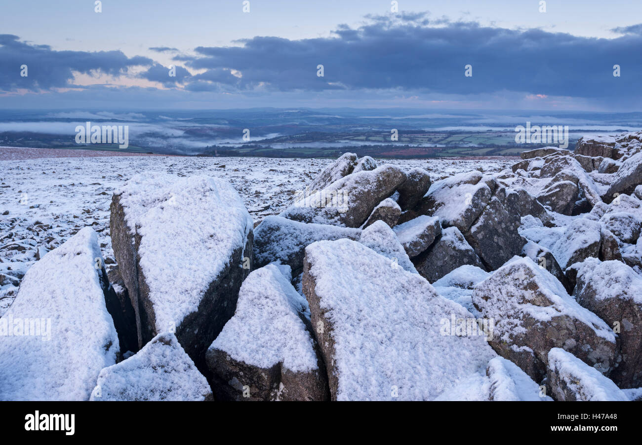 Les roches de granit couvert de neige à Sharpitor dans le Dartmoor National Park, Devon, Angleterre. L'hiver (Janvier) 2015. Banque D'Images