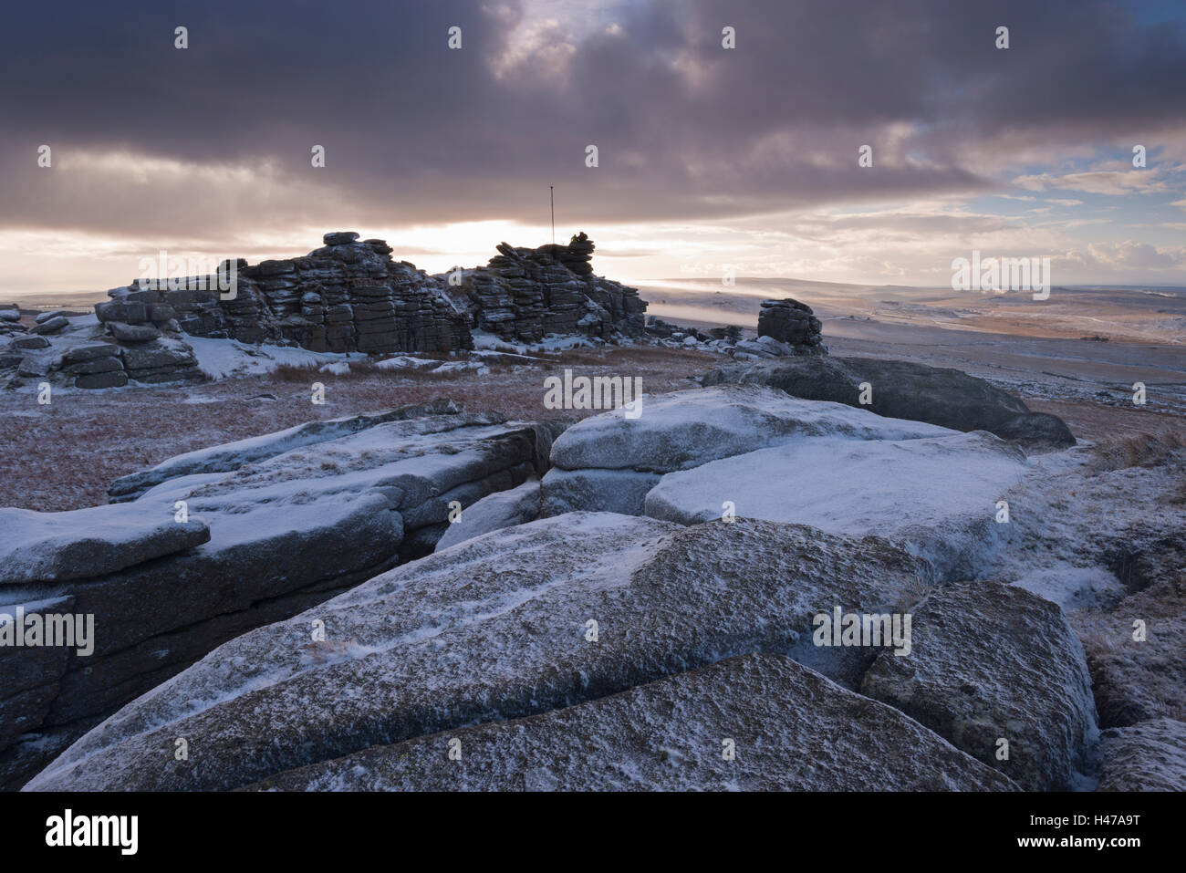 Les affleurements de granit couvert de neige au lever du soleil, grande Mis Tor, Dartmoor, Devon, Angleterre. L'hiver (Janvier) 2015. Banque D'Images