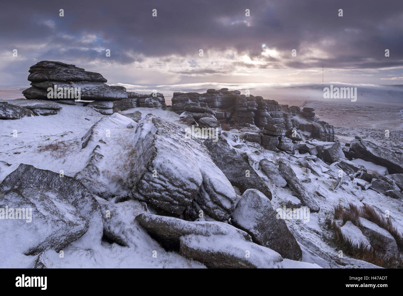 Les roches de granit couvert de neige à Grand Métis Tor, Dartmoor National Park, Devon, Angleterre. L'hiver (Janvier) 2015. Banque D'Images