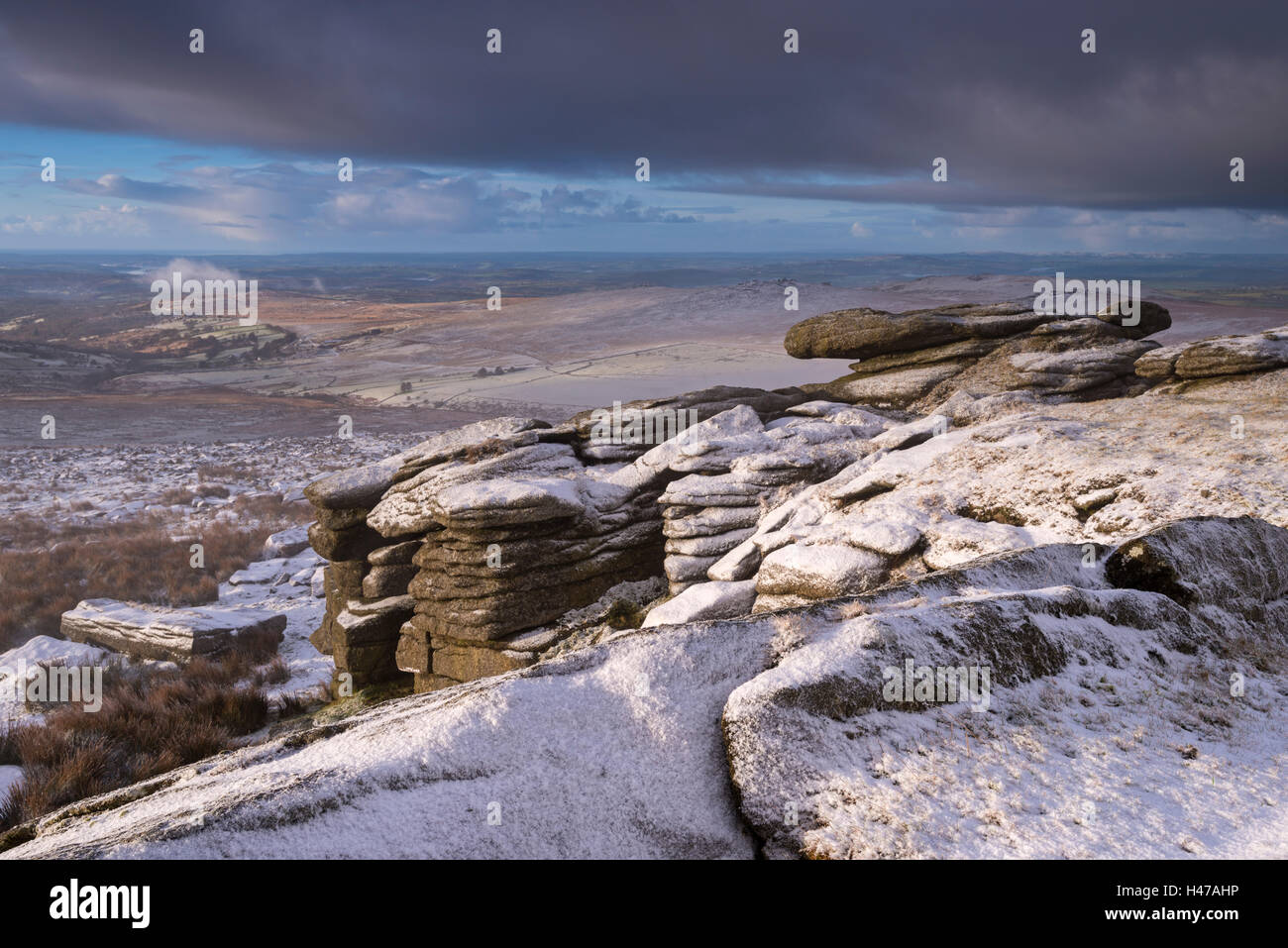 Les roches de granit couvert de neige à Grand Métis Tor, Dartmoor National Park, Devon, Angleterre. L'hiver (Janvier) 2015. Banque D'Images