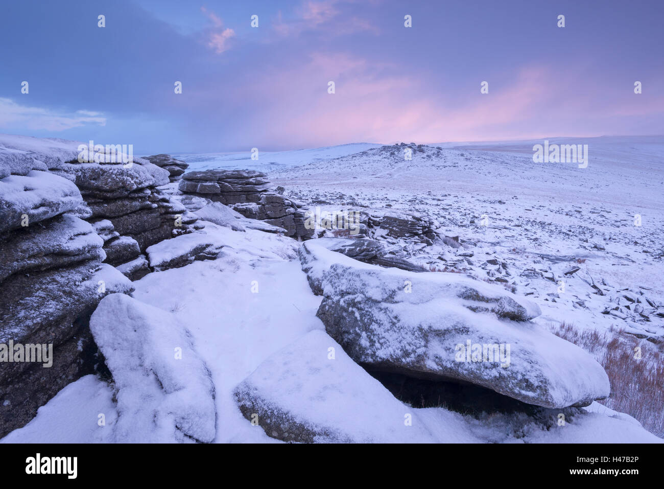 L'aube apparaît sur une lande couverte de neige, Grand Tor discontinues, Dartmoor National Park, Devon, Angleterre. L'hiver (Janvier) 2015. Banque D'Images