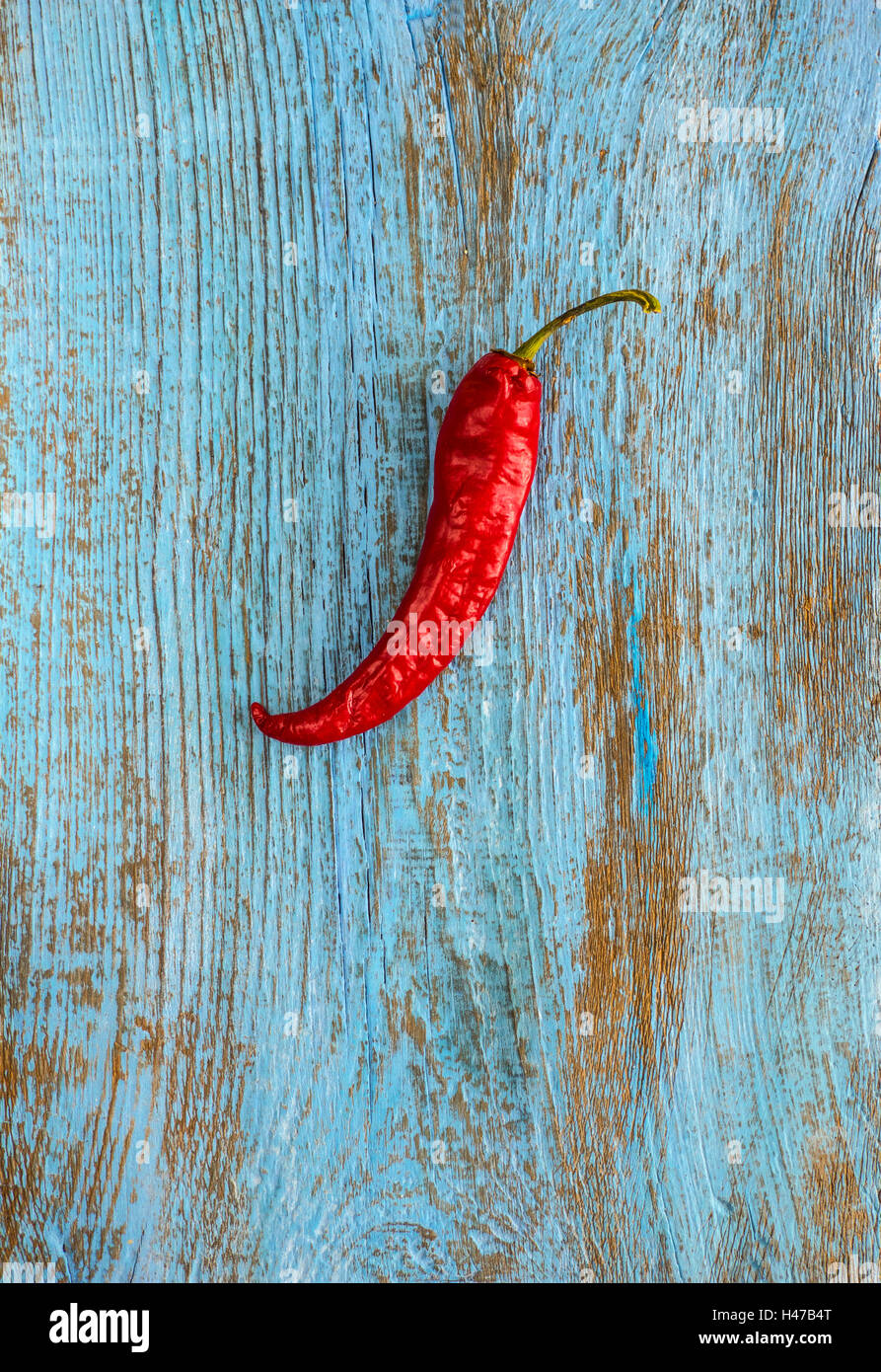 Red hot chili pepper naturel bleu sur fond de vieillissement en bois Banque D'Images