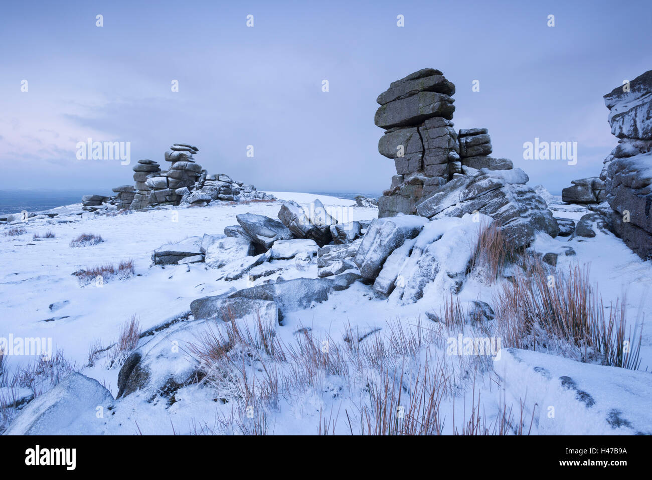 La neige a couvert la lande à grand Tor discontinues, Dartmoor National Park, Devon, Angleterre. L'hiver (Janvier) 2015. Banque D'Images