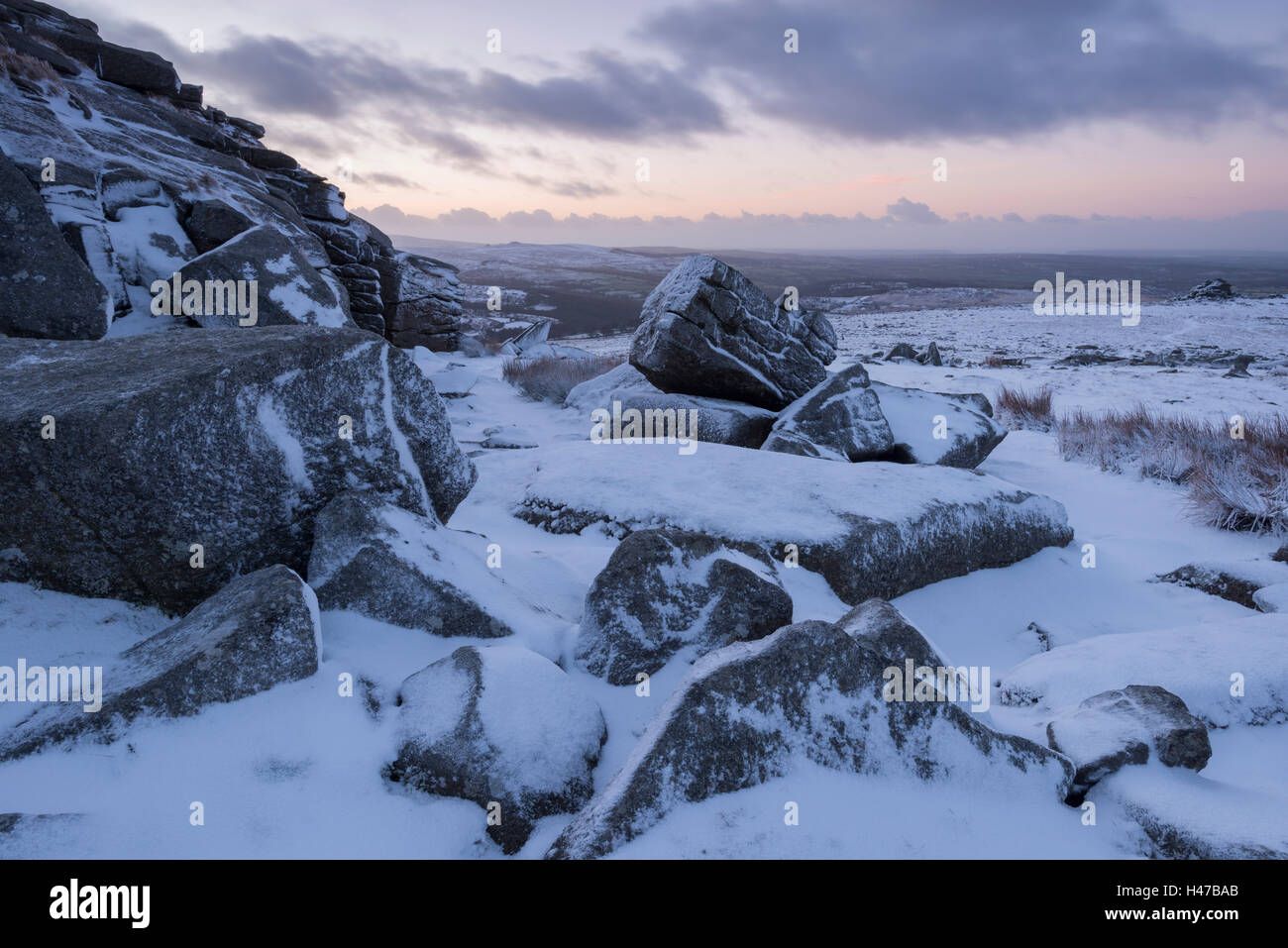 La neige a couvert la lande à l'aube, Grand Tor discontinues, Dartmoor National Park, Devon, Angleterre. L'hiver (Janvier) 2015. Banque D'Images