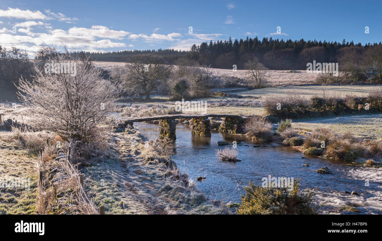 Les conditions d'hiver glacial à l'ancien pont battant à Postbridge, Dartmoor, dans le Devon, Angleterre. Hiver (décembre) 2014. Banque D'Images