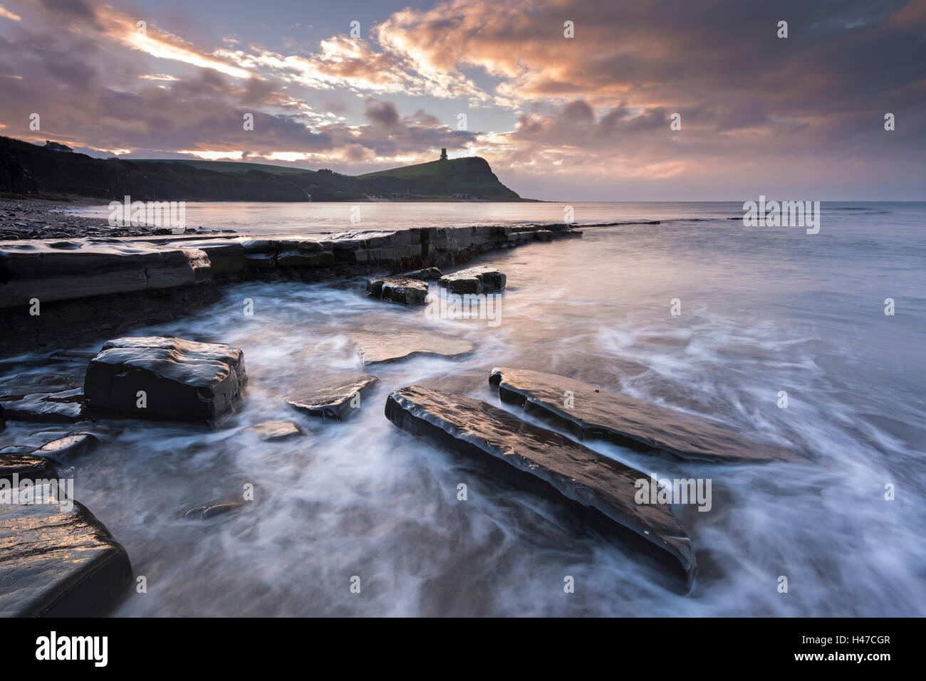 Lever de soleil sur la Tour Clavell de Kimmeridge Bay sur la côte jurassique, Dorset, Angleterre. L'hiver (novembre) 2014. Banque D'Images